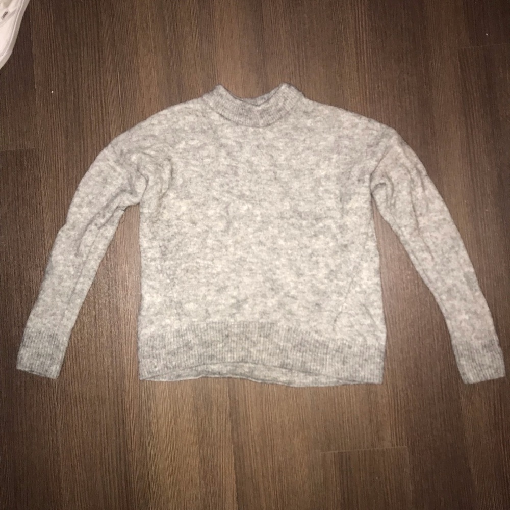 Light gray night neck sweater